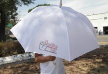 Reparten sombrillas de Julio Huerta en marcha del 1 de Mayo