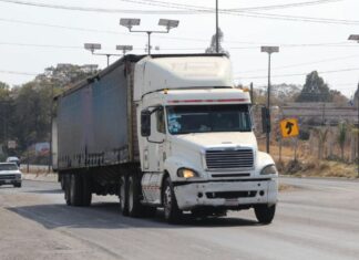 Secuestran a chofer con todo y tráiler en el libramiento de Texmelucan