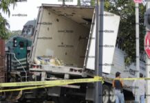 Tren y tráiler chocan en Puebla; no reportan heridos