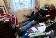 Cuatro años de prisión a sujeto que entró a la oficina de Pelosi en asalto al Capitolio