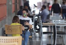 Cautela en restaurantes de Puebla capital por ceniza en terrazas