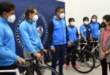Equipo de triatlón BUAP recibe seis bicicletas Equipo