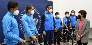 Equipo de triatlón BUAP recibe seis bicicletas Equipo