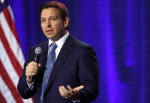 Gobernador de Florida firma ley antimigrantes Florida