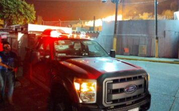Al menos tres heridos deja un fuerte incendio en la refinería de Minatitlán