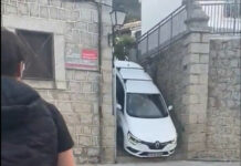 Hombre intenta bajar escaleras en auto y termina atorado auto
