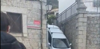 Hombre intenta bajar escaleras en auto y termina atorado auto