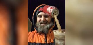 Hombre intenta servir refresco en Antártida y se vuelve viral refresco