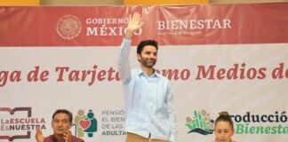 Rodrigo Abdala entrega tarjetas Bienestar en región Serdán Bienestar