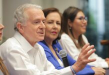 Santiago Creel alza la mano para candidatura a la presidencia de México