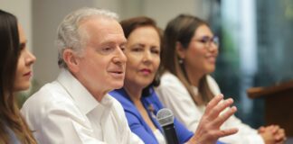 Santiago Creel alza la mano para candidatura a la presidencia de México