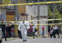 Ejecutan a hombre frente a escuela en colonia Coatepec