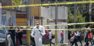 Ejecutan a hombre frente a escuela en colonia Coatepec