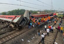 India: Suman 288 muertos y más de mil heridos por choque de trenes