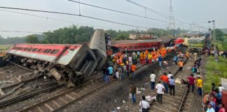 India: Suman 288 muertos y más de mil heridos por choque de trenes