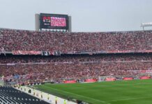 Muere fanático al caer de tribuna en el Estadio Monumental