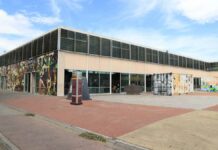 Cuelgan lona de supuesto grupo criminal en Mercado de Sabores Mercado