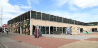 Cuelgan lona de supuesto grupo criminal en Mercado de Sabores Mercado