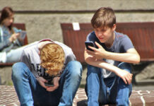 ¡Sin celular en Irlanda! Prohíben smartphones a menores de 12 años Niños