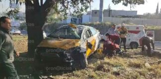 Choque de tractocamión y taxi lesiona a tres en la México-Puebla taxi