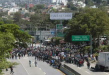 Liberan a funcionarios y reabren Autopista del Sol