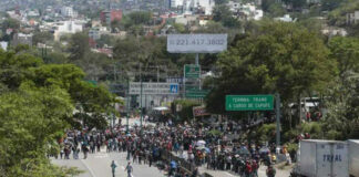 Liberan a funcionarios y reabren Autopista del Sol