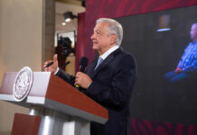 AMLO pide a cantantes cooperar para evitar derechos de autor en la mañanera Autor