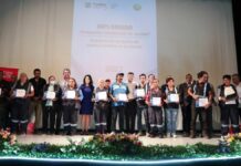 Comuna capacita y entrega uniformes a recicladores voluntarios