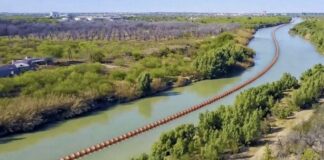 Tribunal de EU ordena a Texas de retirar barrera de boyas del Río Bravo