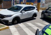 Dan cristalazo y roban llantas a conductor en Loma Bella