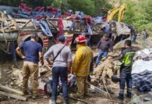 Reportan 26 muertos y 18 heridos en volcadura en Oaxaca