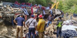 Reportan 26 muertos y 18 heridos en volcadura en Oaxaca