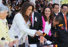 Asiste Olivia Salomón a graduación del Centro Escolar Niños Héroes de Chapultepec