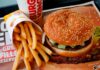 Arrestan a empleada de Burger King por servir papitas de la basura