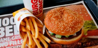 Arrestan a empleada de Burger King por servir papitas de la basura