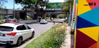 Captan a hombre en muletas sobre arroyo vehicular en la Recta a Cholula Recta a Cholula