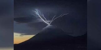 Captan relámpagos que ‘emergen’ del Volcán de Agua en Guatemala Volcán