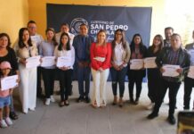 Entrega Paola Angon premio al mérito a servidores de Cholula