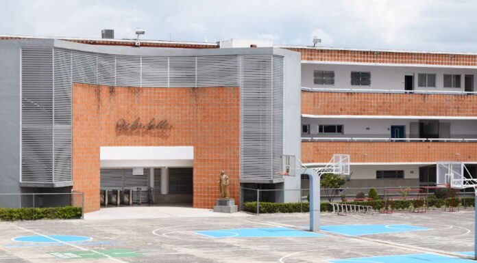 Regresan a Puebla alumnos de Benavente varados en Londres alumnos