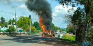 Quema de autos y bloqueos movilizan a autoridades en Michoacán autos