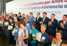 Entregan estímulos a personal de asistencia a la educación en Puebla educación