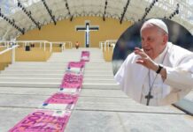 Portugueses protestan contra el papa Francisco con alfombra de billetes papa