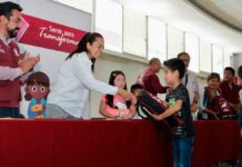 Ariadna Ayala entrega kits escolares a estudiantes de nivel básico Ayala