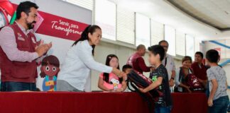 Ariadna Ayala entrega kits escolares a estudiantes de nivel básico Ayala