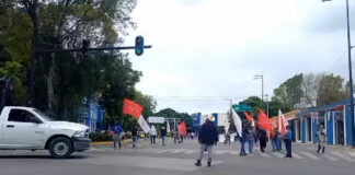 Comerciantes bloquean calles de Puebla con manifestación Comerciantes
