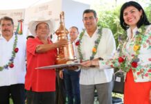 Sergio Salomón favorece la producción de mezcal en Chiautla