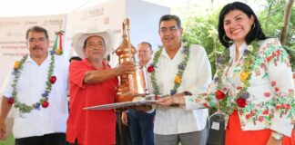Sergio Salomón favorece la producción de mezcal en Chiautla