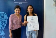 Lilia Cedillo entregó título a egresada con discapacidad visual Lilia Cedillo