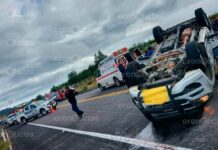 Patrulla vuelca en la Sierra Norte; hay 13 policías lesionados Patrulla