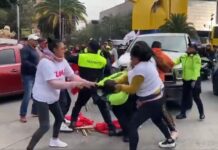 Simpatizantes de Morena golpean a policías de la CDMX
